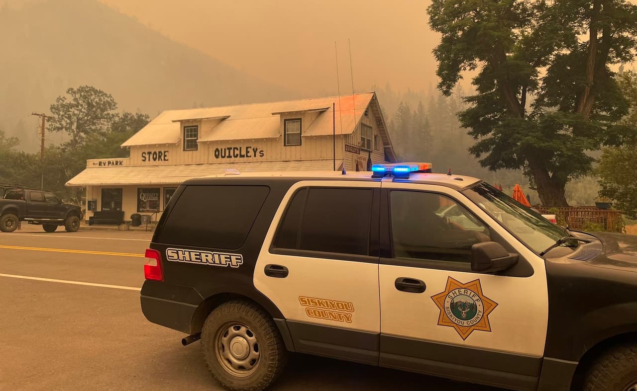 Cientos de bomberos continúan luchando contra las llamas mientras se enfrentan a temperaturas superiores a lo normal y bajos niveles de humedad.