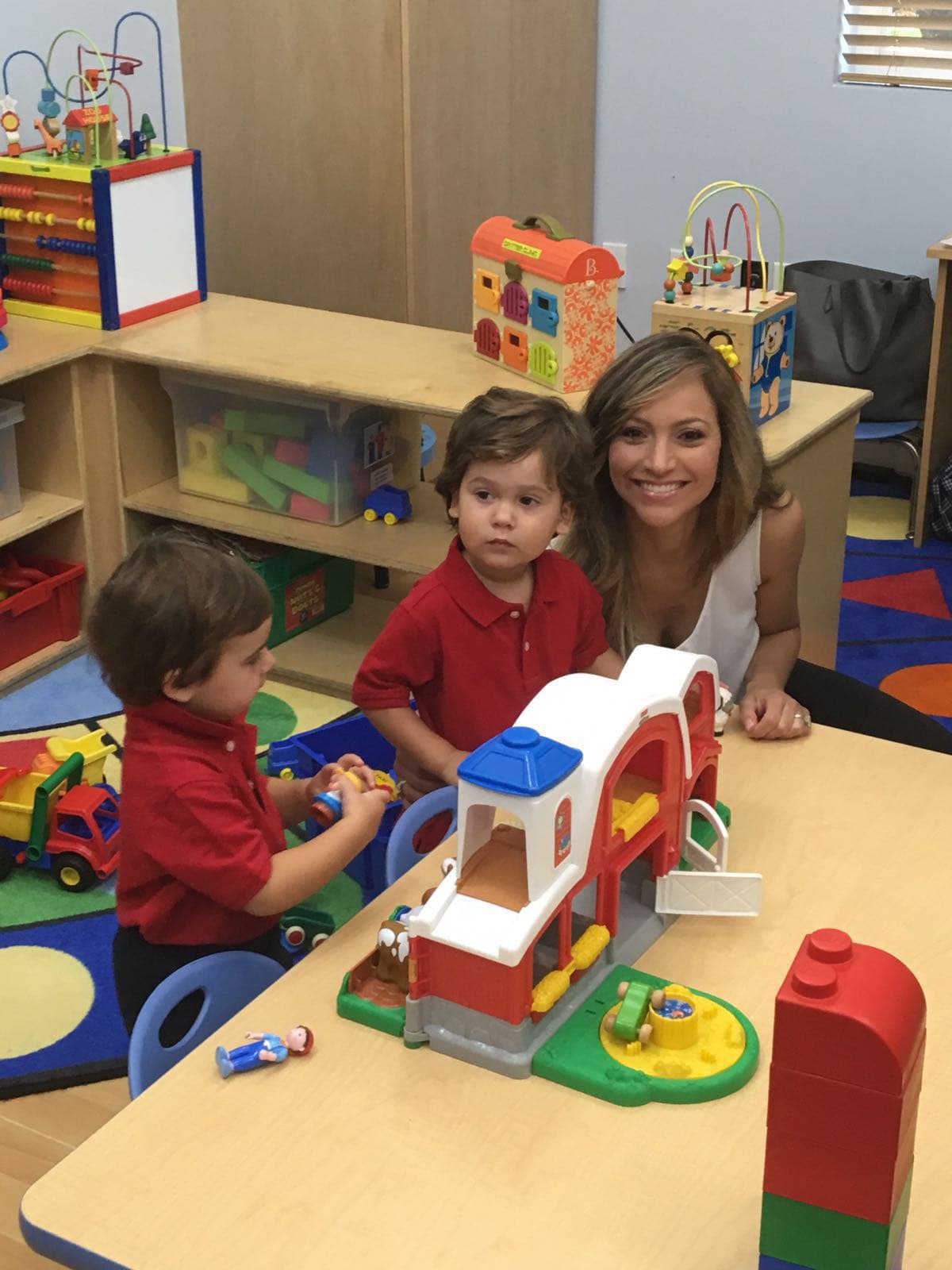 Bruce es un niño muy sociable y en su primer día de escuela hizo nuevos amiguitos y se divirtió mucho con todos los juguetes del salón de clases.