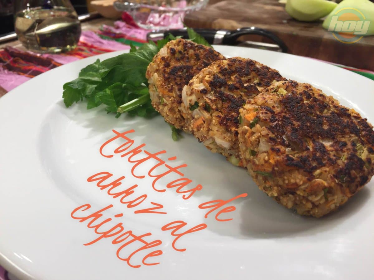 ¡Yummy! El Chef Yogui consintió a los vegetarianos y veganos con unas tortitas de arroz al chipotle.
