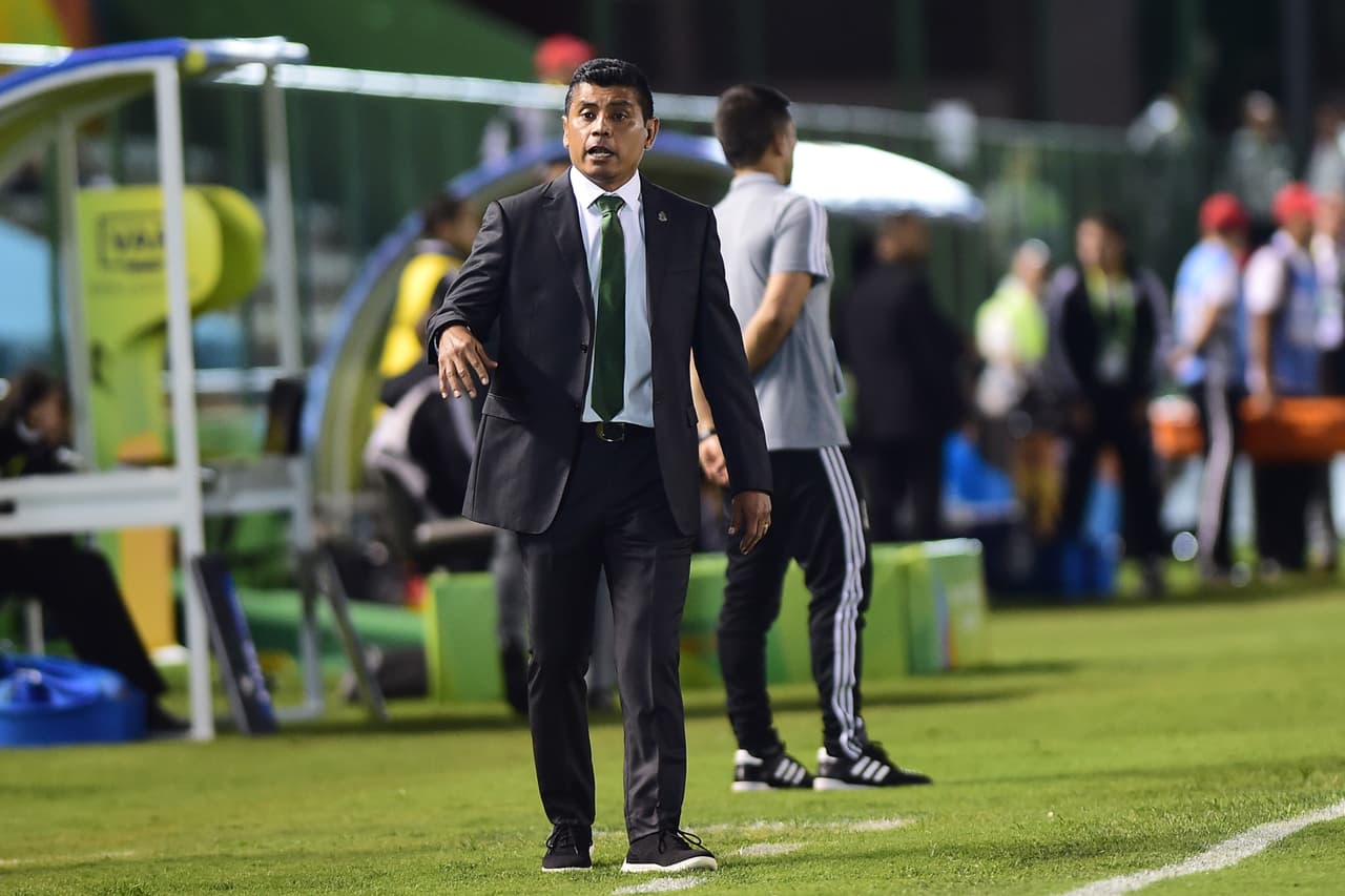 El 'Chima' Ruiz da indicaciones desde su área técnica tras la expulsión de su jugador.