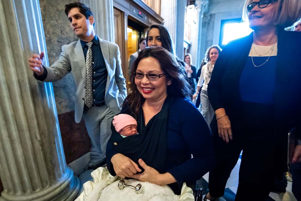 La senadora 
<a href="https://chicago.suntimes.com/news/tammy-duckworth-birth-girl-first-senator-have-baby-maile-pearl-bowlsbey-office/">Tammy Duckworth</a>, una veterana que perdió ambas piernas en Irak en 2004, dio a luz a los 50 años a su hija Maile.