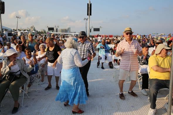 La música comenzó a las 3 de la tarde y no se detuvo hasta la medianoche, ofreciéndole al público un espectáculo inolvidable y a la altura de Miami Beach.