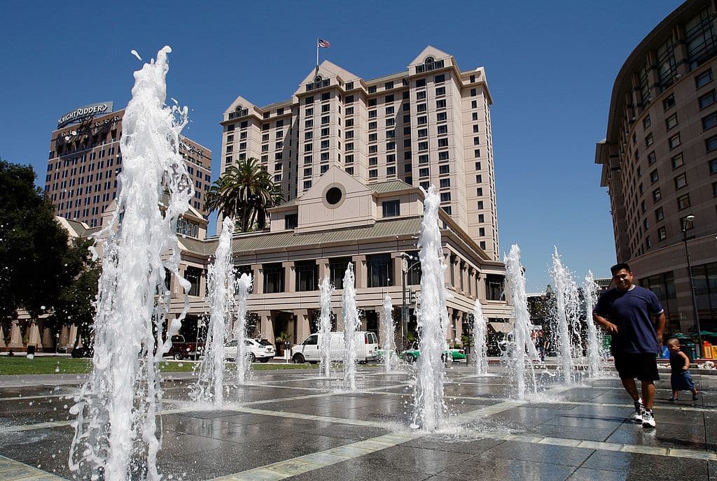 <b>San José, California</b>, es una ciudad interior que también está experimentando hundimiento. Las causas del hundimiento pueden estar relacionadas mayormente con la actividad tectónica en la región de la Bahía de San Francisco y factores antropogénicos, como la extracción de agua subterránea, que es una causa principal de hundimiento a nivel nacional.