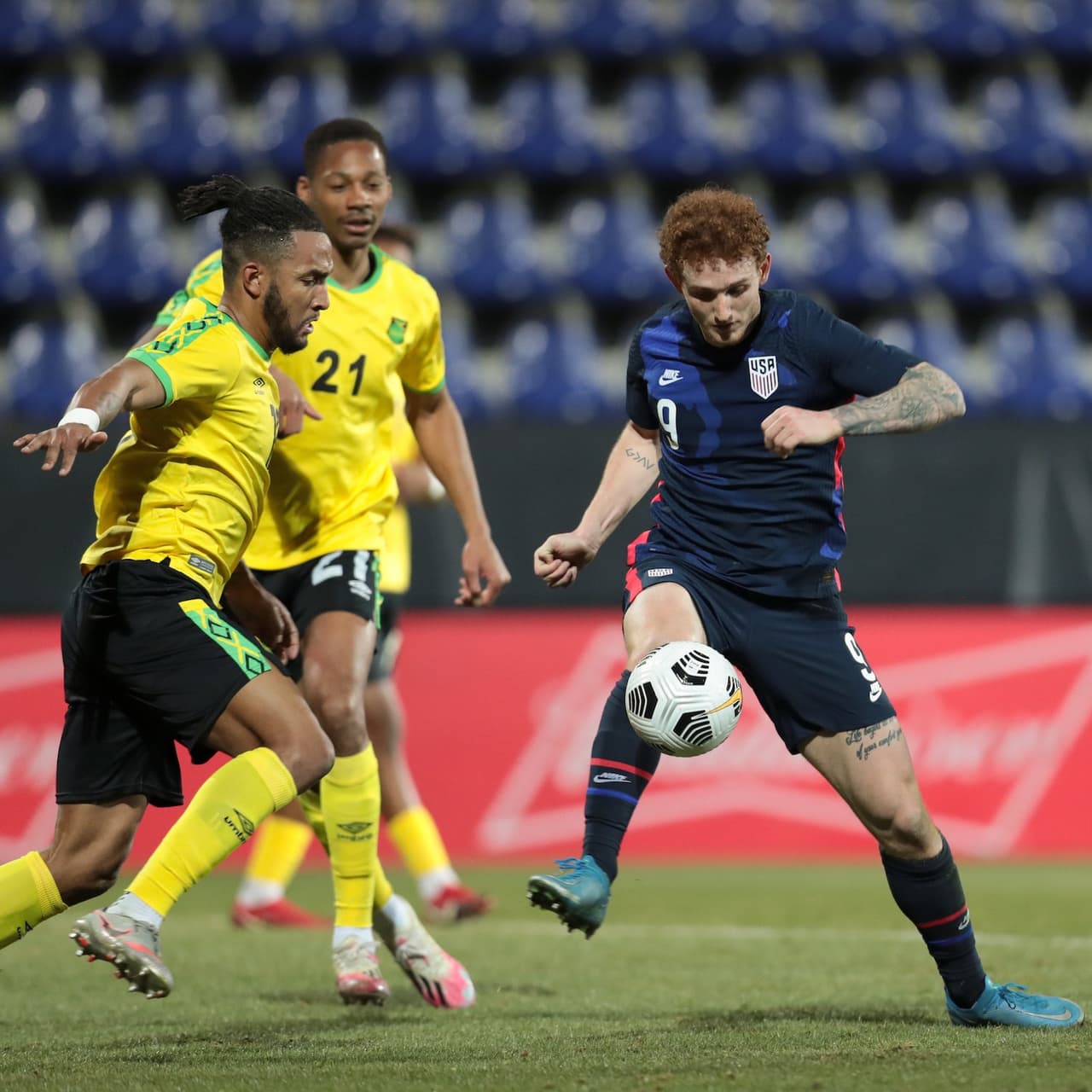 Estados Unidos se impone ante Jamaica 4-1 durante un partido amistoso. Sergiño Dest estrena cuenta goleadora con el selectivo estadounidense, pues abrió el marcador al minuto 34, seguido de Brenden Aaronson y Sebastian Lleglet cerró con broche de oro, pues anota doblete rumbo al final del encuentro.
