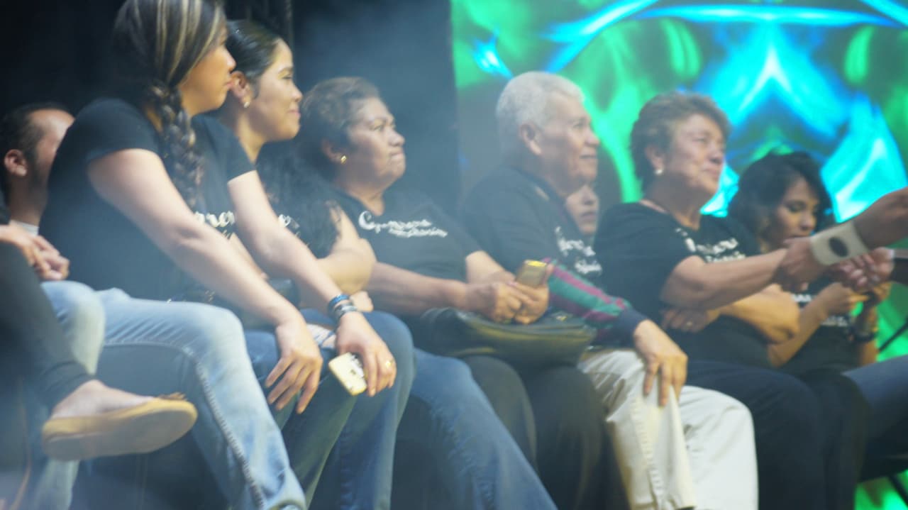 La madre de Ernesto recibió el saludo de cada uno de los integrantes de Cuisillos.