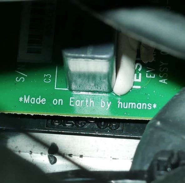 Horas después del despegue, el propio Elon Musk reveló que el auto lleva impresa, en una placa del circuito, la leyenda 
<b>“Hecho en la Tierra por humanos”.</b> Adicionalmente, porta una cámara para seguir su trayectoria y estado minuto a minuto.