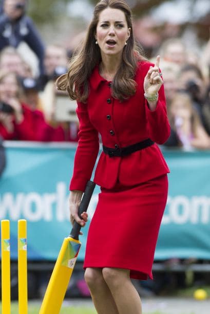 Kate se aventuró a jugar críquet ,un deporte muy importante en Nueva Zelanda. Más videos de Chismes aquí.