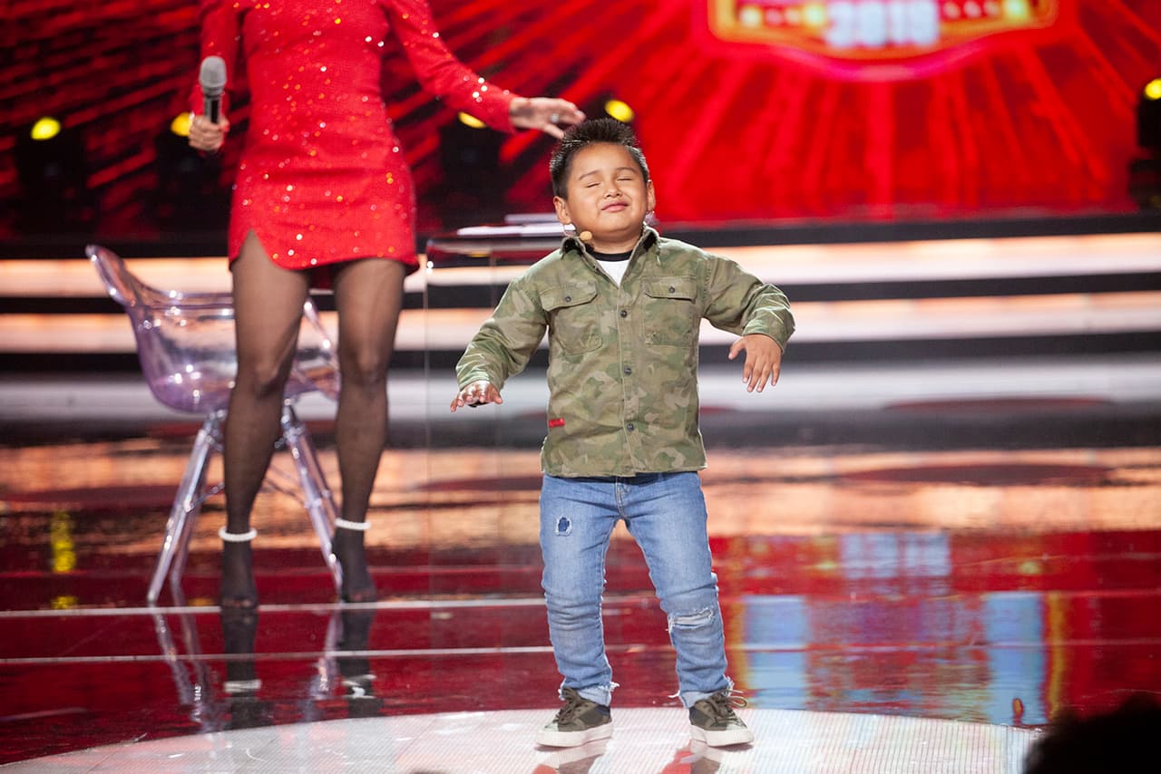 Giovani se dijo experto en reggaeton y entonces la orquesta le tocó algunos segundos de este ritmo. Al verlo bailar, con todo y sus ojitos cerrados, Vero gritó desde su lugar: "No, por favor, no".