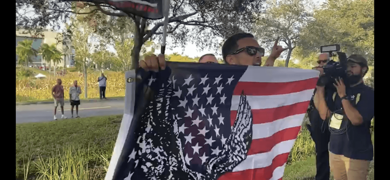 Algunas de las personas que esperan para ingresar al BB&T Center comentaron que van a votar por Trump en el 2020 por la sólida economía y para muchos cubanos, mayoría en el sur de Florida, por su mano dura contra el régimen castrista.