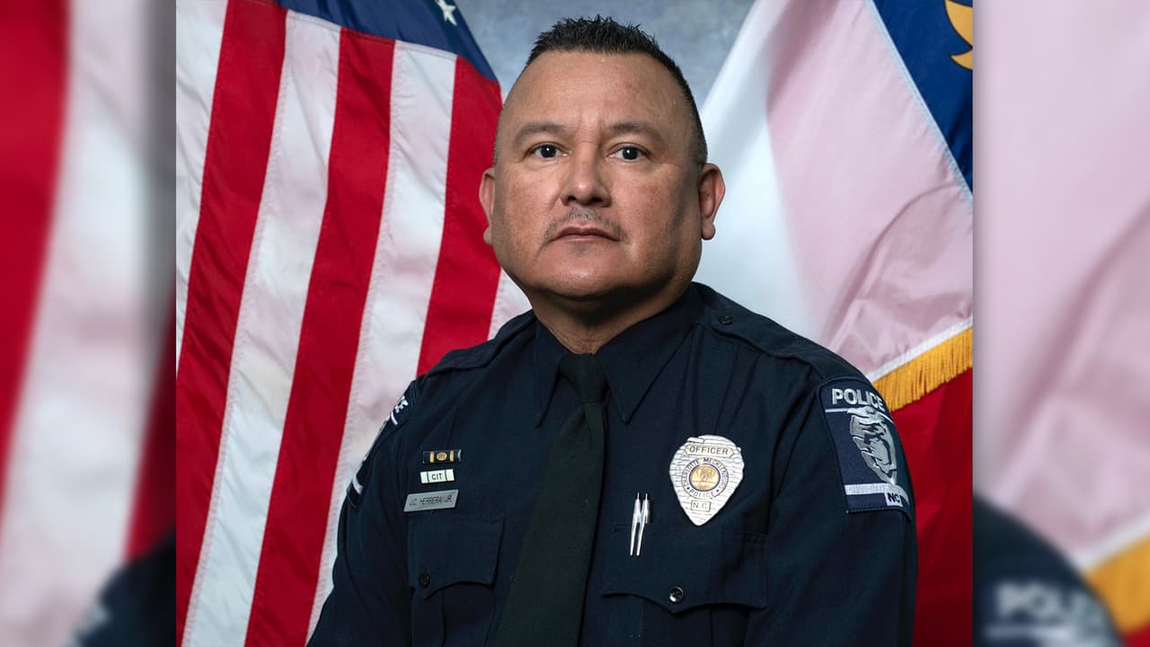 "Quería decirle a la comunidad que el covid-19 es real. Para todos los detractores que dicen que una vida perdida es insignificante, vayan a hablar con los miembros de su familia", dijo Dunlap el martes durante la 
<a href="https://mecklenburg.ravnur.com/" target="_blank">Junta de Comisionados del condado de Mecklenburg.</a>