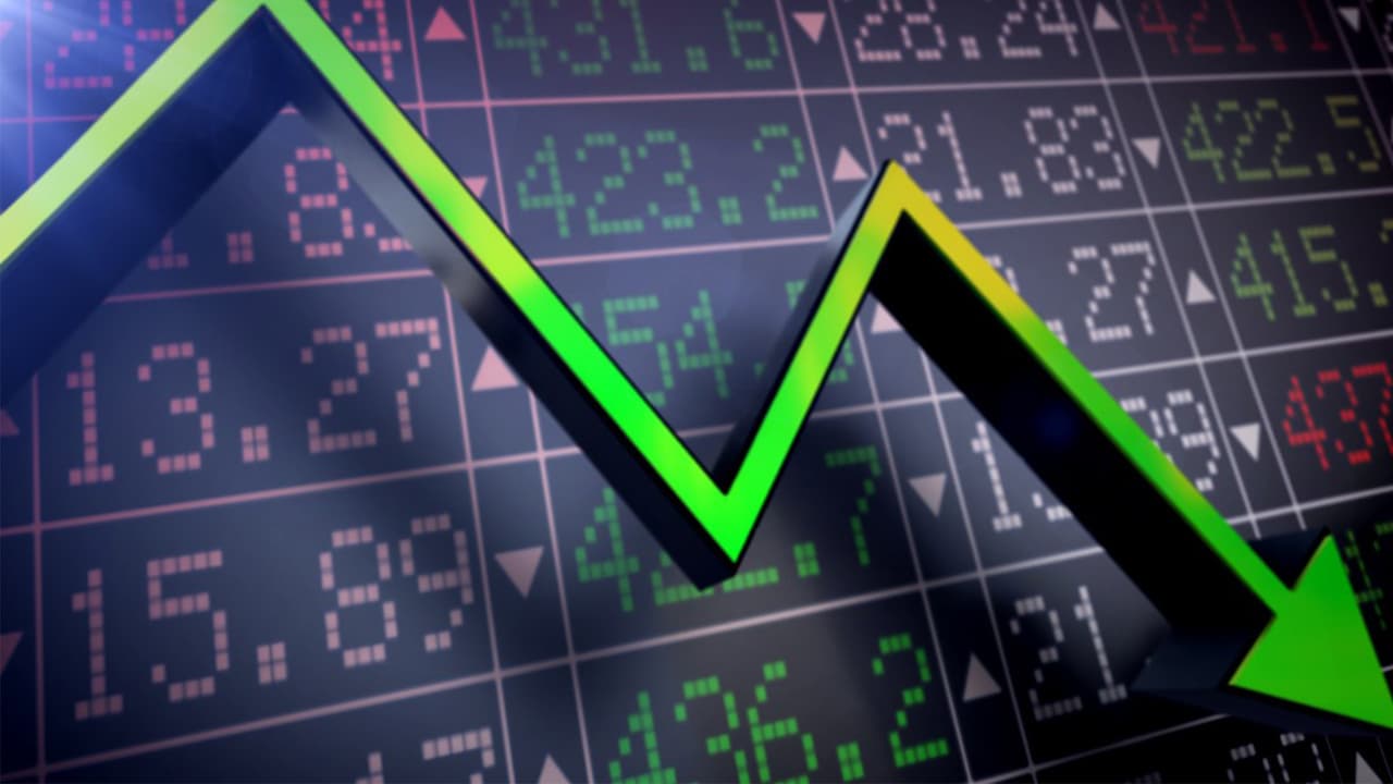 <b>No retires tus cuentas de inversión</b>
<br>Andrés Gutiérrez asegura que puedes notar que 
<b>tus cuentas de inversión</b>, como el 
<b>401K pueden estar bajando. </b>
<br>Sin embargo, asegura el especialista financiero, las caídas en la bolsa 
<b>suceden, pero no son permanentes. </b>
<br>En este caso, lo que recomienda es esperar a 
<b>que la economía se estabilice</b> para que vuelvan a subir.