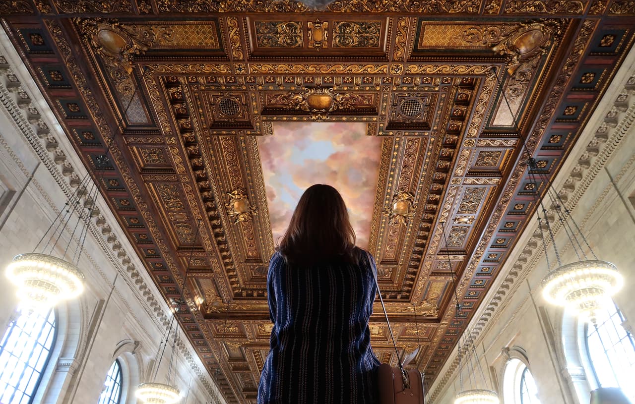 <b>Pasa más tiempo en lugares con aire acondicionado</b>
<br>El aire acondicionado en casas y otros edificios reduce notablemente el peligro del calor. Si no puedes pagar un aire acondicionado, pasa algún tiempo (cuando hace calor) en un ambiente con aire acondicionado, como una biblioteca pública o una cafetería.