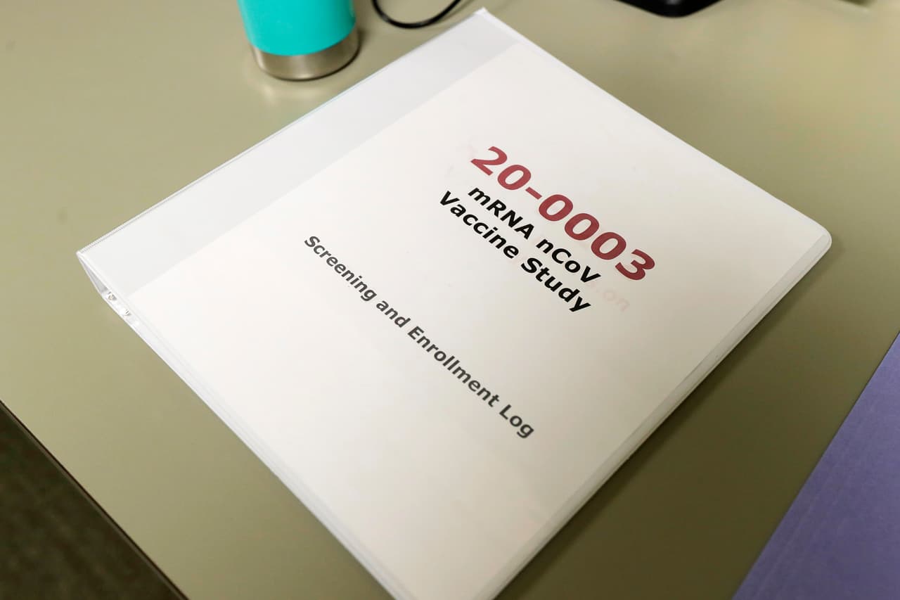 Esta vacuna potencial, conocida con el código mRNA-1273, fue desarrollada por el NIH y la compañía biotecnológica Moderna Inc. con sede en Massachusetts.