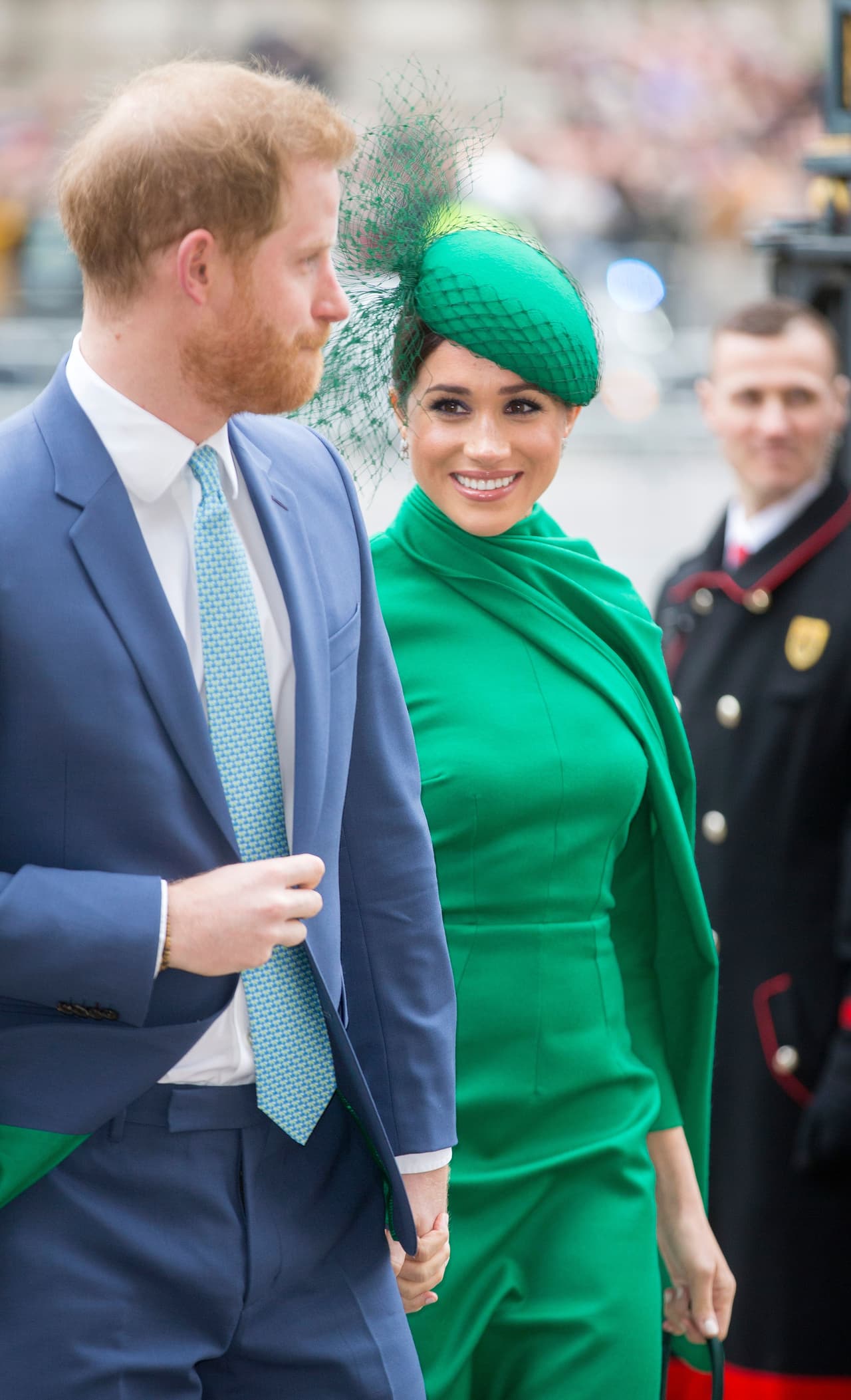 "Esa es probablemente la esperanza, que incluso cuando el duque y la duquesa de Sussex hayan renunciado a sus deberes formales, seguirán contribuyendo de manera menos formal a la Commonwealth en los próximos años", dijo la funcionaria, según la BBC.
<br>