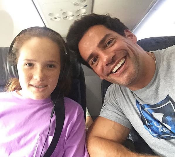 Este día del padre seguramente el actor estará muy consentido por su hija y su esposa. Ellas serán las encargadas de hacer sonreír al sexy actor chileno.