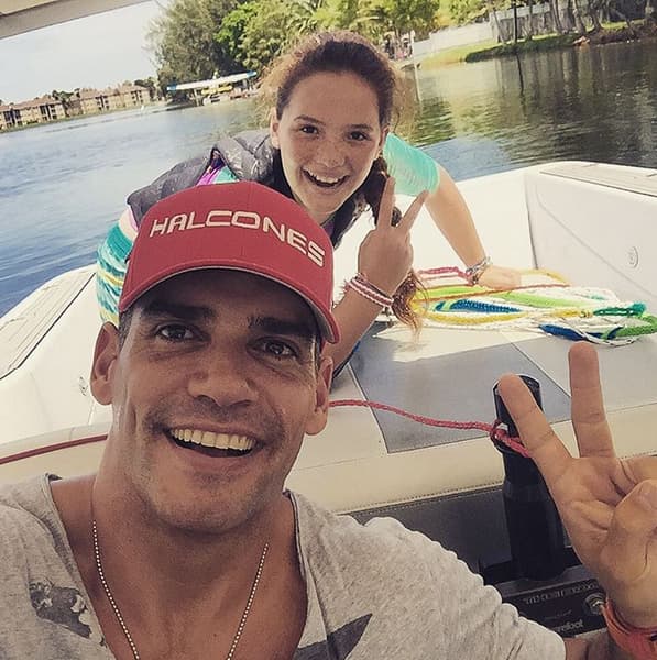 Además es muy amoroso y no tiene ningún problema en demostrarlo con todo el mundo.