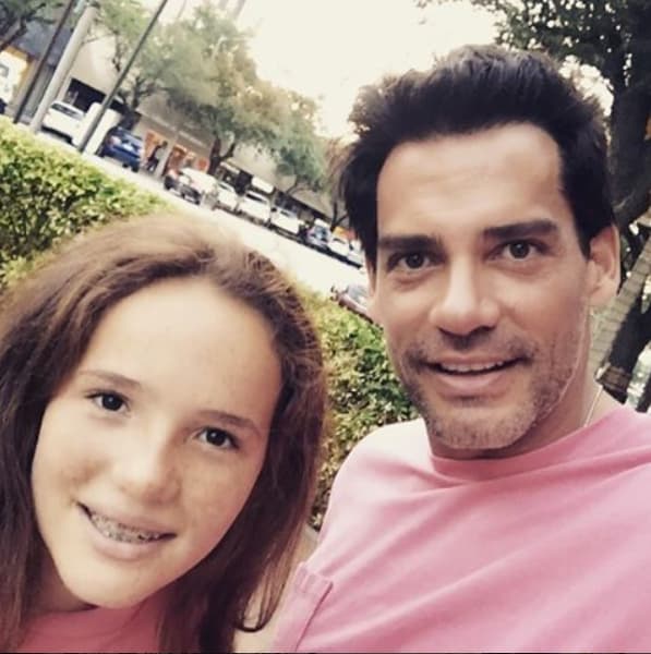 ¡Feliz día del padre al sexy actor Cristián de la Fuente!