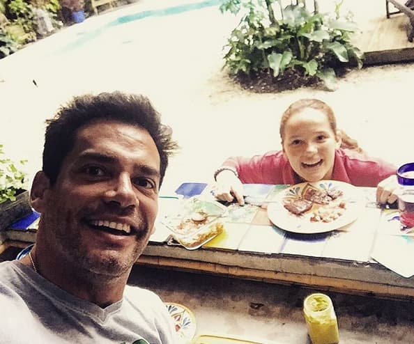 Así que los fines de semana los dedica de tiempo completo a su hija, juntos hacen ejercicio, salen a pasear o practican deportes extremos.