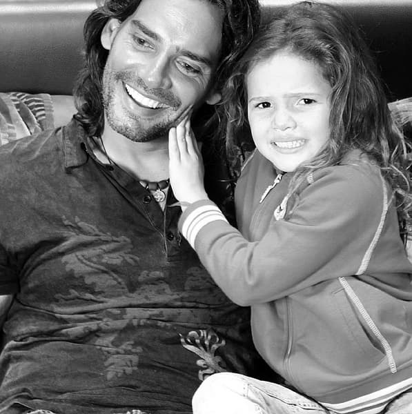 De vez en cuando el actor comparte fotos de hace algunos años cuando Lau era muy pequeña. Y enseguida los miles de corazones rojos no se hacen esperar en su cuenta de Instagram. ¡Qué ternura!