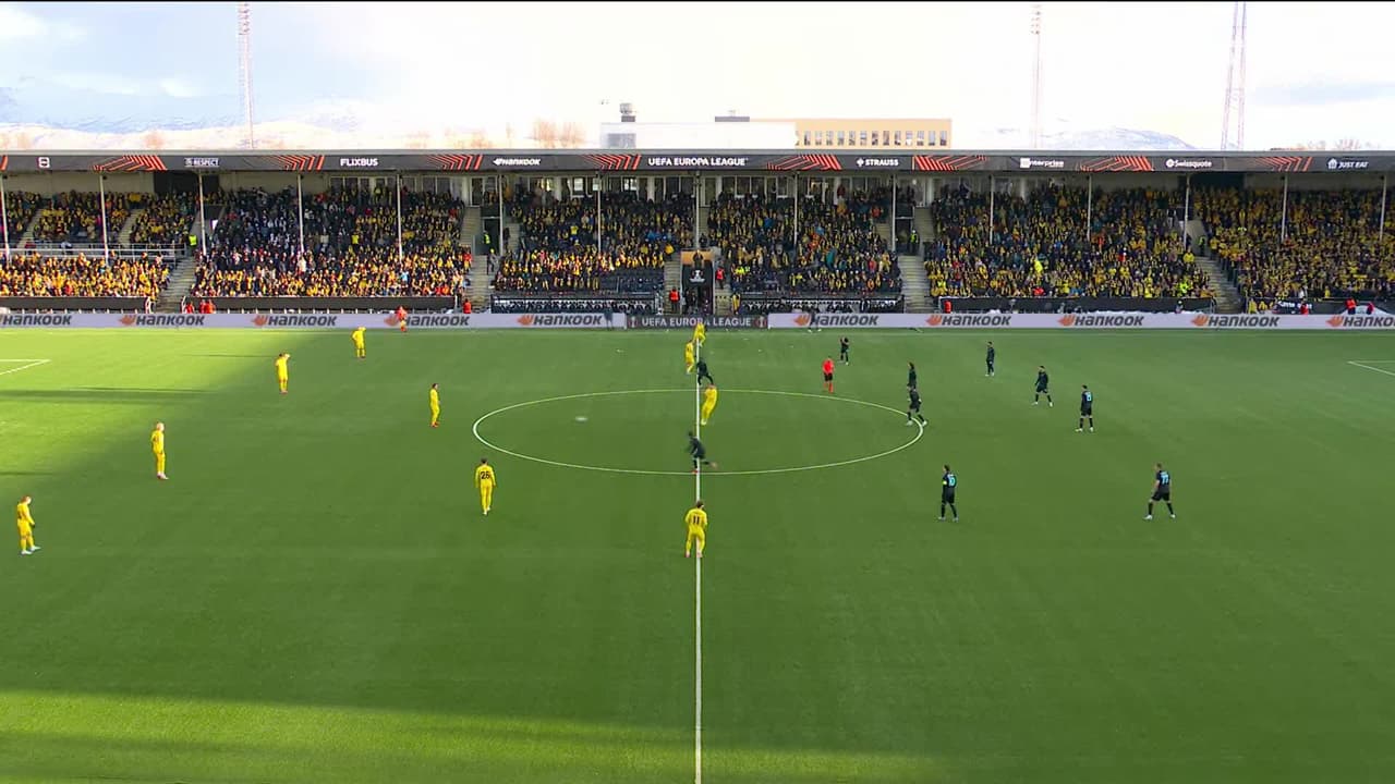 Arranca el partido y la pelota está en juego.