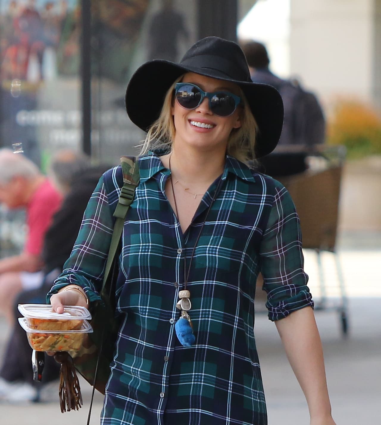 También lució un sobrero negro de ala ancha.