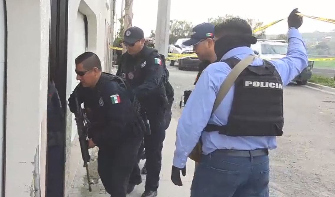 Cuando varios policías fuertemente armados ingresaron al inmueble este 21 de febrero encontraron droga y armas de grueso calibre. Por fuera parecía el hogar de una familia de clase media de Tijuana.