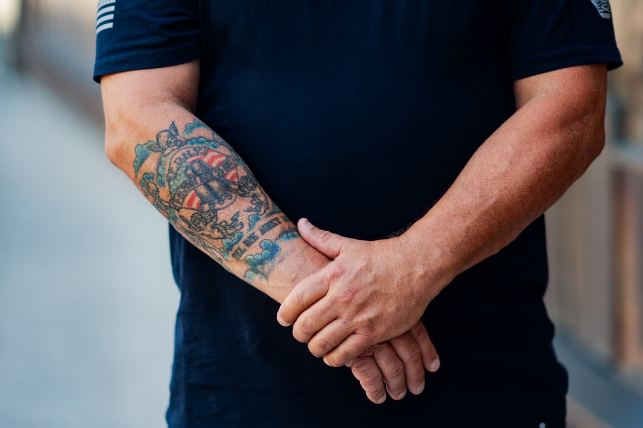 El bombero Sal Argano tiene un tatuaje en honor a los 6 compañeros de su estación que perdieron la vida intentando rescatar a otras personas.