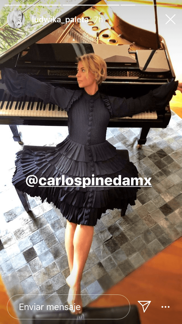 En las imágenes, Ludwika Paleta luce un vestido origami del diseñador
<b><a href="https://www.instagram.com/carlospinedamx/" target="_blank"> Carlos Pineda. </a></b>
<br>