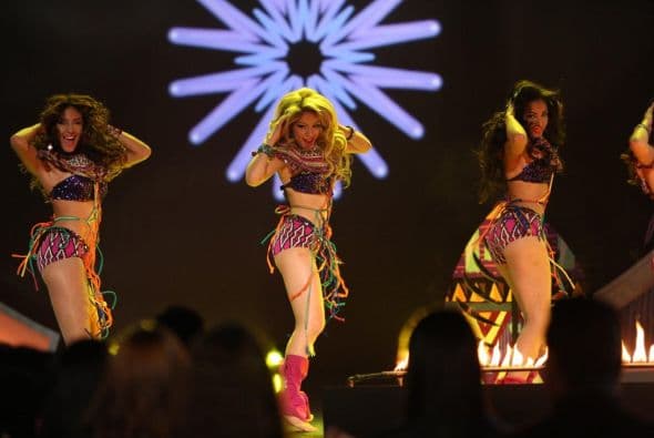 Juanes trajo “LUZ” al escenario de Nuestra Belleza Latina y las chicas gozaron con la música del colombiano además que lucieron sencillamente espectacular en coloridos atuendos. ¡Vaya manera de abrir el show!