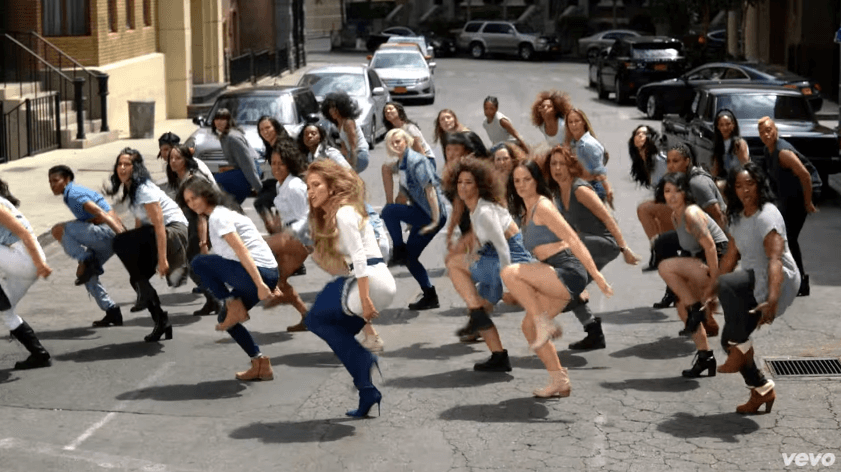 Al final del video ella aparece haciendo una coreografía fantástica en la calle, misma que se ha tomado como referente.