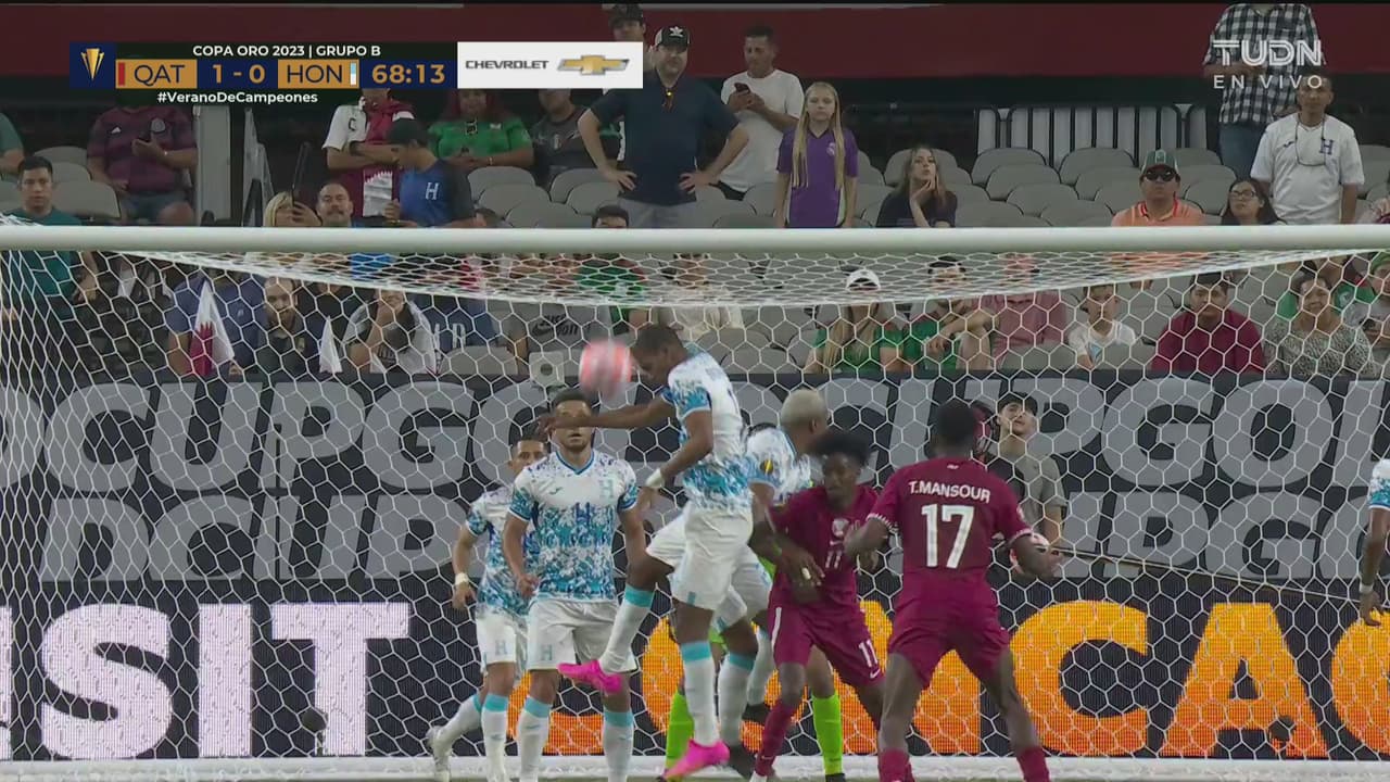 ¡Necesita lentes! El árbitro no marca la mano de Elvir