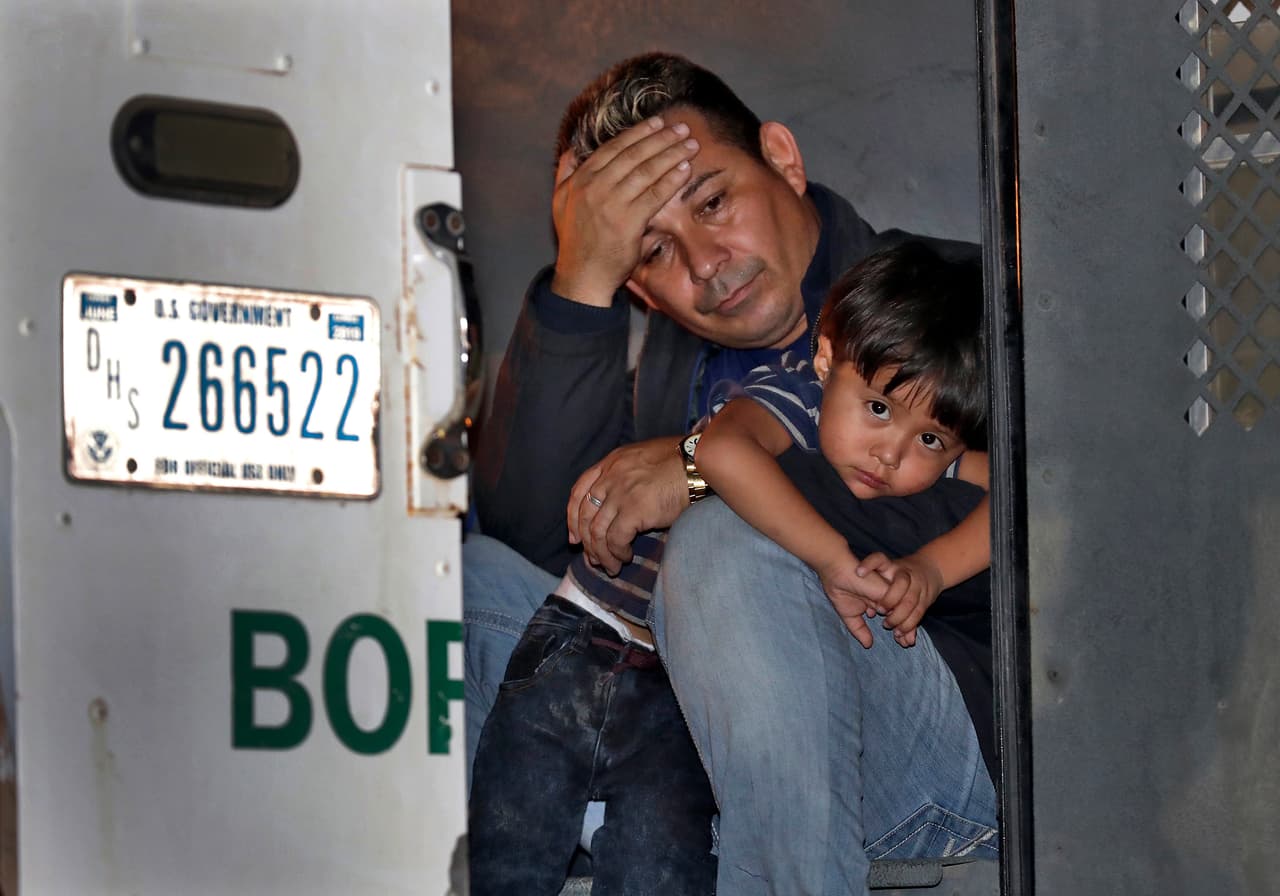 Juez da luz verde para comenzar revisiones de asilo de familias separadas en la frontera