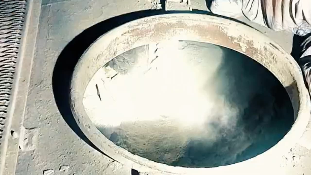 En ese contexto, más de 500 migrantes murieron en la frontera sur en 2025, muchos en traslados como este, y casos como el de 
<b><a href="https://www.univision.com/local/san-antonio-kwex/cifra-inmigrantes-muertos-camion-morgue-san-antonio">San Antonio en 2022, con 53 muertos en un camión</a></b>, siguen marcando lo que ocurre cuando el viaje se hace dentro de la carga.