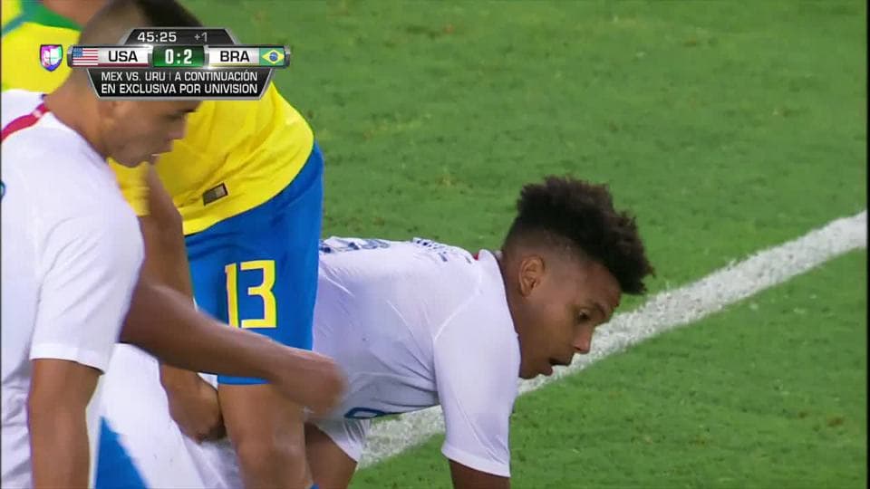 Tiro desviado de Weston McKennie