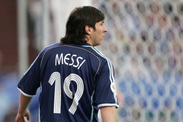 En el mismo año Messi tendría un debut poco esperado con la selección de Argentina, Leo entraría de cambio en el segundo tiempo por Lisandro López y sería expulsado a unos cuantos minutos de su ingreso.