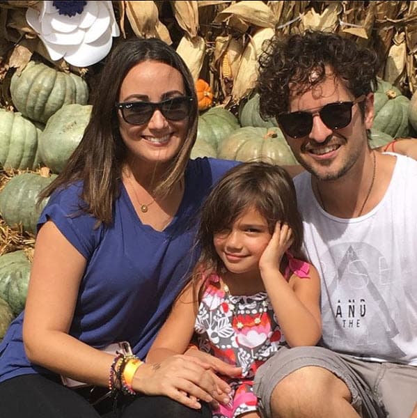 A través de su cuenta de Facebook, la también presentadora lo anunció: "Jamás pensé tener que escribir estas palabras pero ahí voy. Todos nos casamos con la ilusión de que sea para toda la vida, pero a veces el destino nos sorprende y de repente dejamos de formar parte de la historia de esa persona que escogimos. Durante 13 años Tommy y yo vivimos experiencias maravillosas y, aunque hace poco más de un mes tocó decir adiós a nuestra relación de pareja, tenemos nuestra mayor bendición, Amanda Zoé, fruto de ese amor".