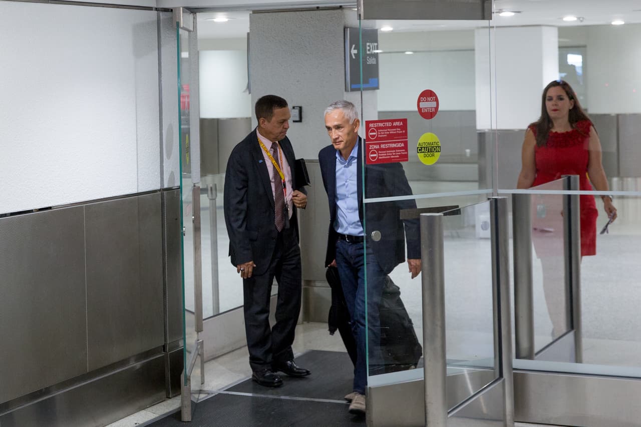 Jorge Ramos y el equipo de periodistas de Univision Noticias que fue expulsado el lunes de Venezuela tras un intento de entrevistar a Nicolás Maduro llegaron alrededor de las 2:30 de la tarde del martes al Aeropuerto Internacional de Miami, Florida.