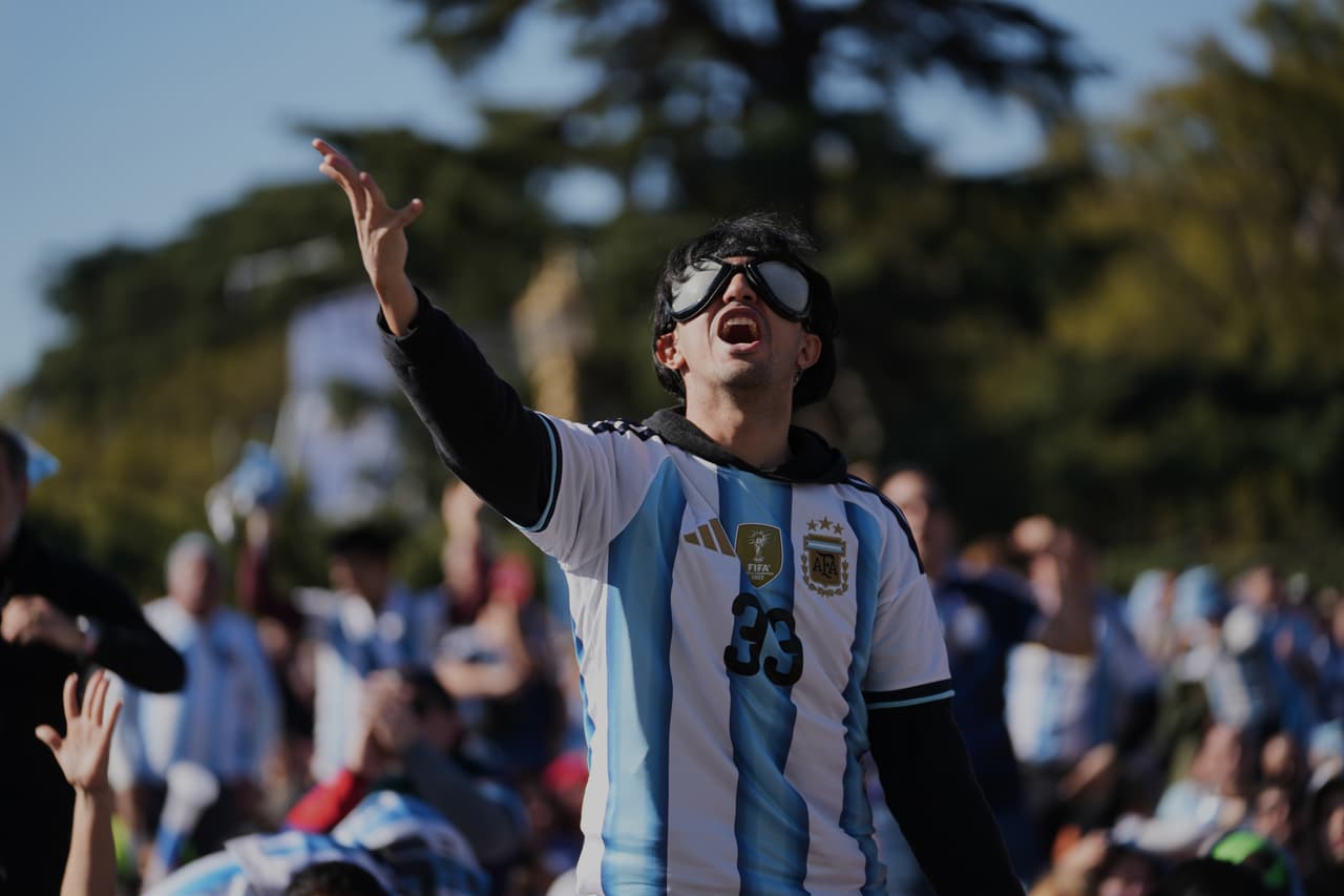 Un hincha argentino observa la transmisión en vivo del partido de octavos de final del Mundial entre Argentina y Egipto en Buenos Aires, Argentina, el martes 7 de julio de 2026.