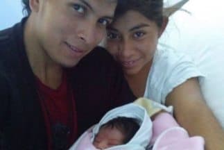 Julio César Mondragón junto a su esposa Marisa y su hija. Foto gentileza de Marisa Mendoza.