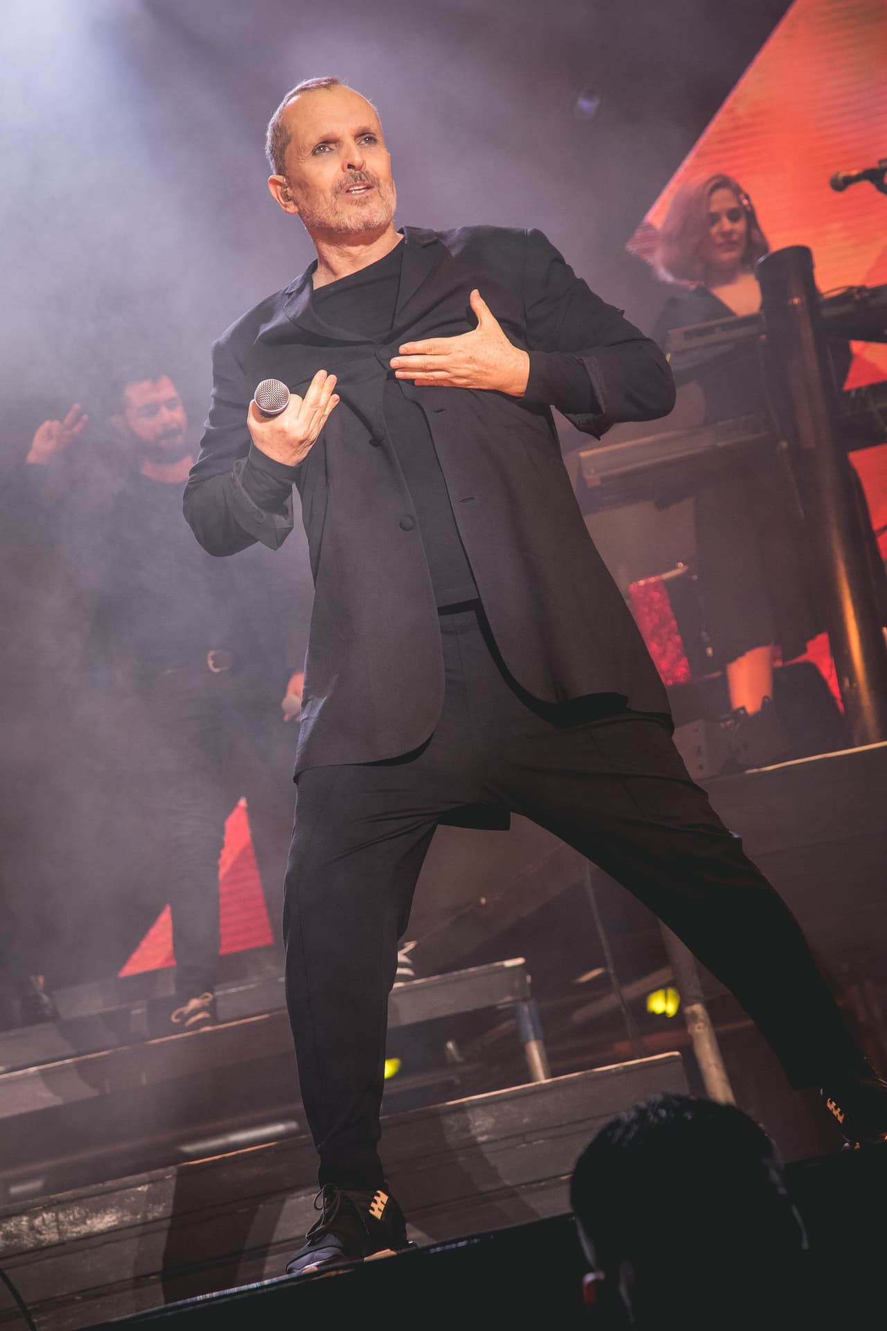 Ver a Bosé en escena es toda una gran experiencia ya que el interprete español se entrega al 100 por ciento y no escatimó en nada para ofrecer una súper producción que impresionó a los colombianos.