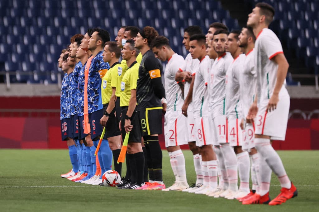 La selección mexicana cae ante los locales 2-1 durante su segundo partido en los Juegos Olímpicos de Tokyo 2020. México se jugará su pase a Cuartos de Final el miércoles ante Sudáfrica. Takefusa Kubo anotó el primer tanto para la escuadra nipona, seguido de Doan al 11'; el 'Piojo' Alvarado anotó al minuto 85' pero no le alcanzó a la escuadra azteca.