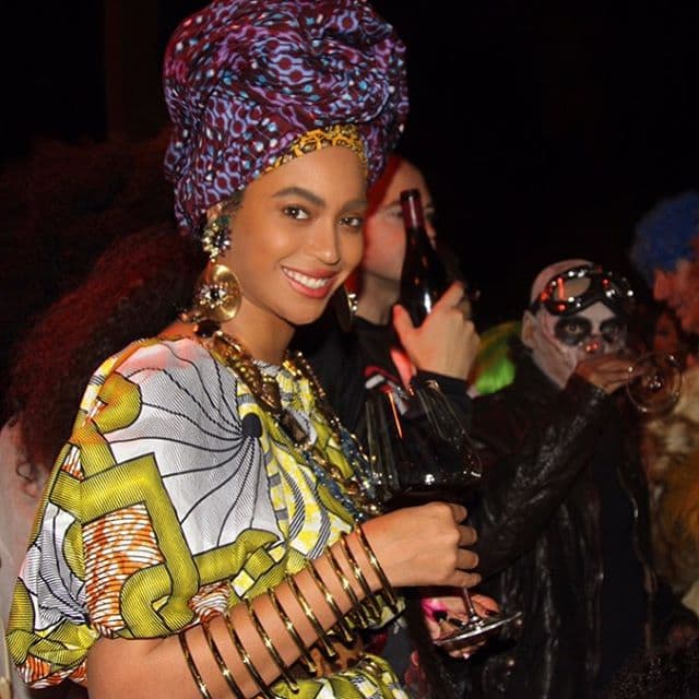 La que por el contrario anda retrasada y apenas compartió uno de sus disfraces de Noche de Brujas fue Beyoncé.