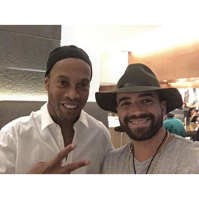 ¡Qué envidia! Nacho, del grupo Chino y Nacho presumió que se fue de rumba con el reconocido jugador Ronaldinho.