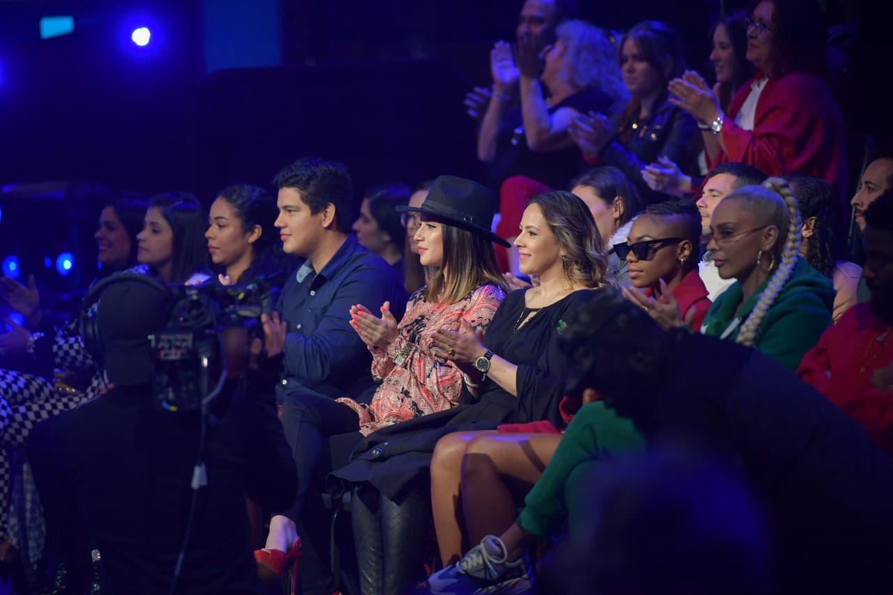 El cantante ya había revelado en Despierta América que iba a ser padre de una niña, pero hasta ahora no había compartido pantalla con la futura madre de su hija, de la que poco se conocía.