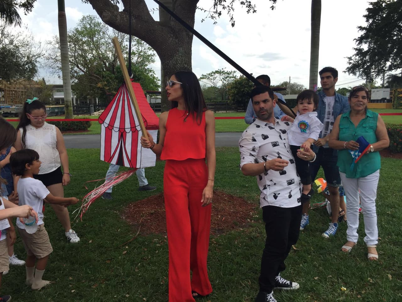 Nuestra primera reina celebró el primer cumpleaños del pequeño Matteo por todo lo alto con una divertida temática circense. Rodeados de amigos y familiares Alejandra y Aníbal lucieron felices junto a su hijo en una celebración que jamás olvidarán.