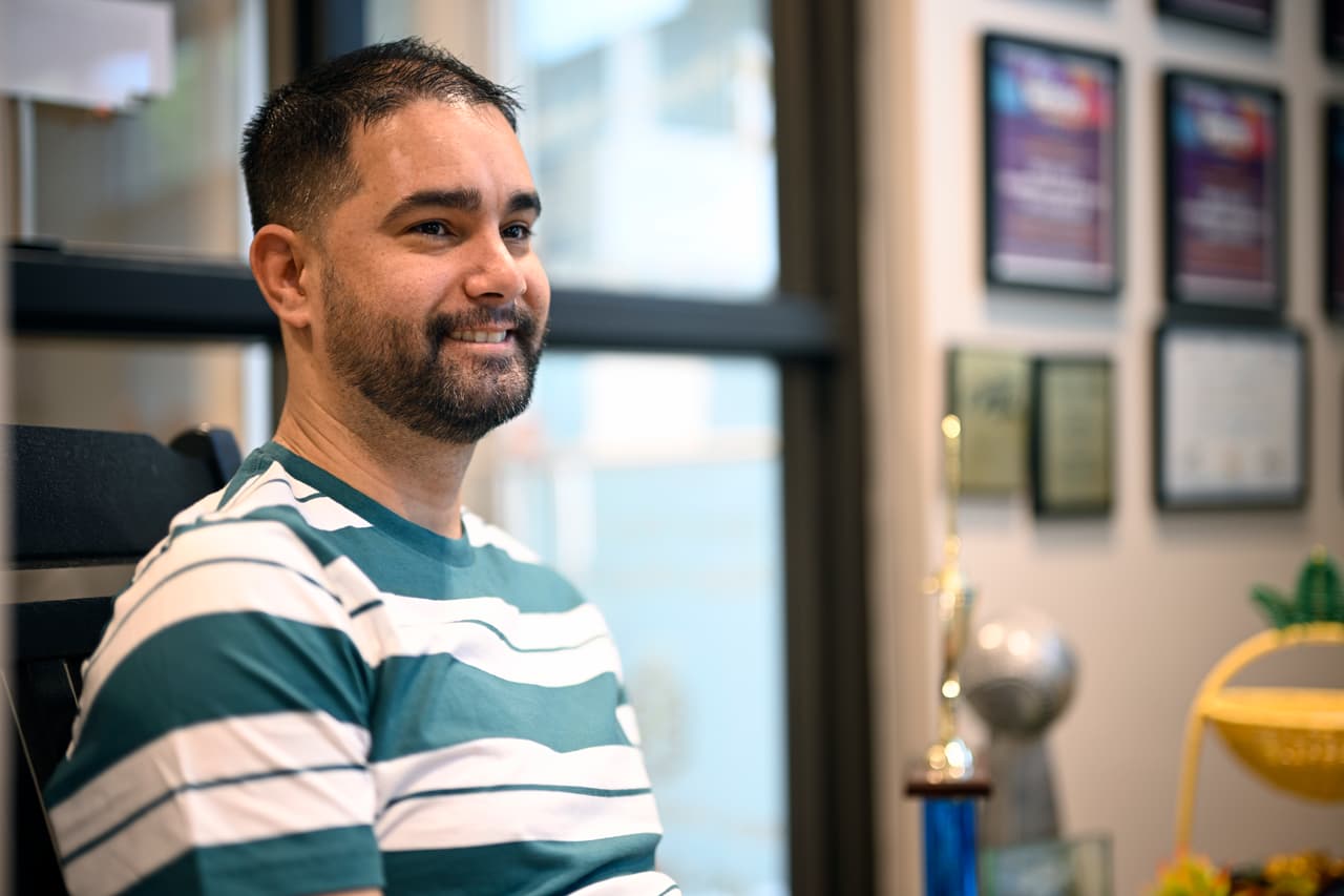 Fernando Hermida espera su cita en la clínica médica Pineapple Healthcare en Orlando, Florida, el 28 de mayo de 2024.