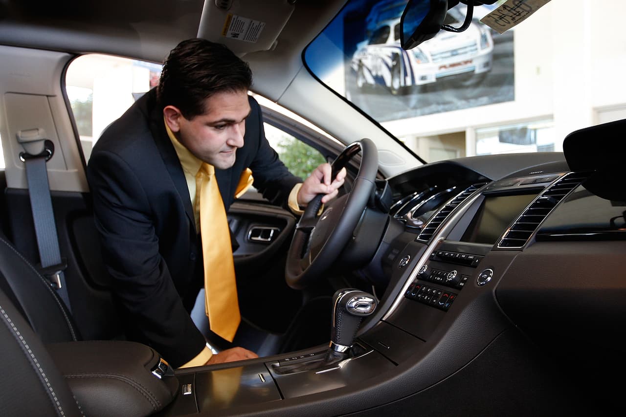 <b>3. EL VENDEDOR NO ES TU AMIGO</b>: Tampoco es tu enemigo, pero por más amigable y simpático que sea, 
<b>sus intereses están enfrentados a los tuyos</b>. Su misión es venderte el auto más caro que tu puedas pagar, la tuya es mantenerte firme en las conclusiones a que llegaste después de hacer tu tarea.
<br>
<br>
<b>Relacionado:</b> 
<a href="https://www.univision.com/carros/consejos-de-carros/comprar-carro-no-caigas-mentiras-vendedores-fotos">Si vas a comprar un carro, no caigas en estas mentiras que dicen los vendedores</a>