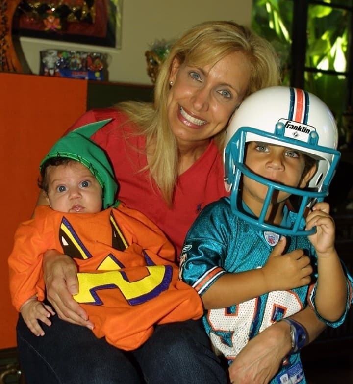 Lina y Lorenzo se llevan tres años de edad y ambos son los grandes amores de su madre. Para mostrarte lo mucho que han cambiado, buscamos en el baúl de los recuerdos los bellos momentos que vivió nuestra querida Lili cuando sus hijos eran pequeños.