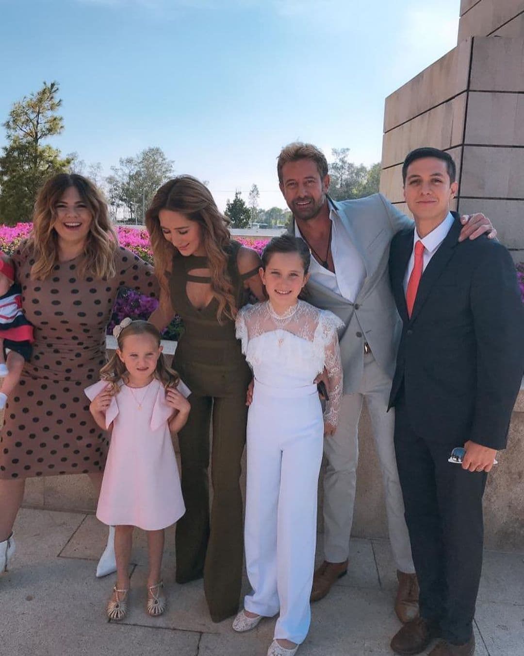 Por otro lado, ante la ausencia de Irina en la primera comunión de Elissa, Gabriel Soto aclaró si su exesposa
<a href="https://www.univision.com/shows/hoy/gabriel-soto-aclara-si-la-primera-comunion-de-su-hija-estuvo-llena-de-prohibiciones-entre-el-y-geraldine-bazan-video">Geraldine Bazán, le pidió no ir acompañado</a> de su novia.