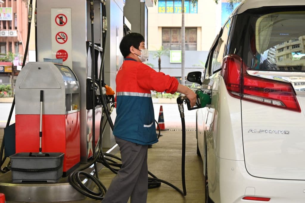 ⬆️ MÁS CARA.
<br>
<b>Lugar 1.- Hong Kong.</b>
<br>
<br>En esa región de Asia Oriental un consumidor paga
<b>$11.231 por galón o $2.967 por litro, el precio más alto del mundo.</b>